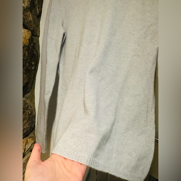 100% Cashmere Lord & Taylor sweater. Size S. - Picture 7 of 10